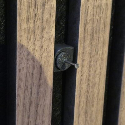 Fixation murale pour cadres sans clou ni vis pour panneaux accoustiques