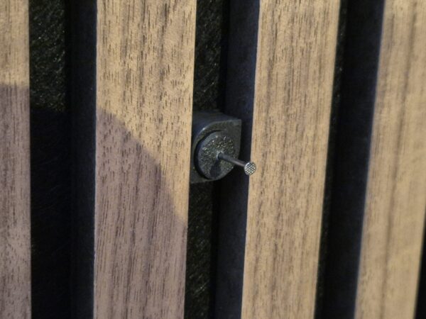 Fixation murale pour cadres sans clou ni vis pour panneaux accoustiques